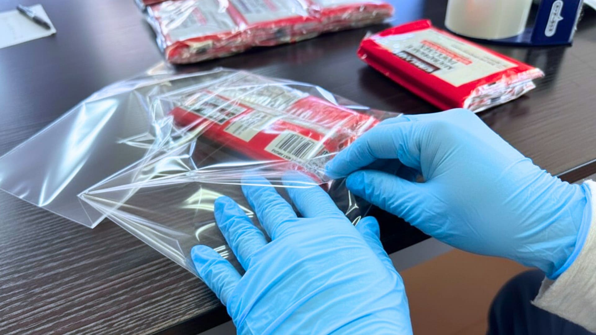 透明な袋に詰めている様子