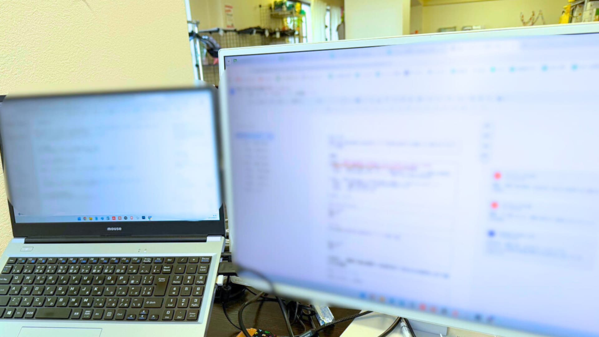 デュアルディスプレイで作業を行う様子